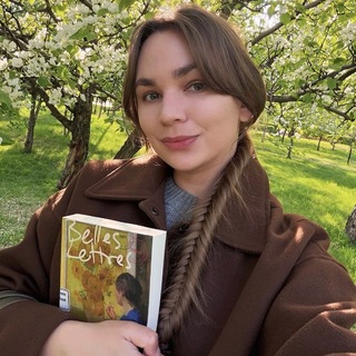 камера на книжной полке